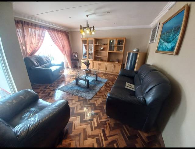 4 BEDROOM HOUSE FOR SALE IN STRANDFONTEIN